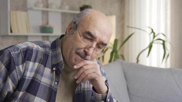 inquiet vieux homme perdu dans pensées. solitude et retraite. vieux homme Souffrance de psychologique détresse, ennuyé et submergé à Accueil seule. video