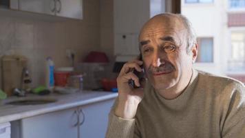 llorando Deprimido antiguo hombre hablando en el teléfono. desesperado de edad mediana hombre hablando en el teléfono con su familia o amigos, anhelo y llorando con emoción. video