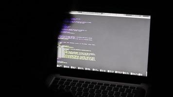 echt programmeren, code Aan laptop scherm. programma script met wazig achtergrond dichtbij omhoog. software ontwikkelen met kopiëren ruimte video