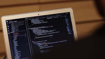 codeur développement programme sur portable fermer. réel code sur ordinateur filtrer. il concept métrage avec copie espace video