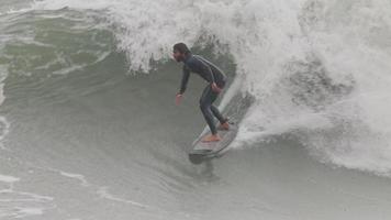 ein männlich Surfer fangen ein Welle im das Mittelmeer Meer video