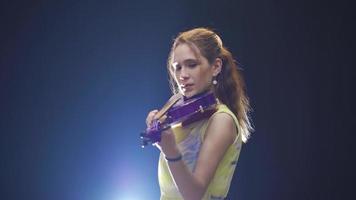 inspirant femelle musicien en jouant le violon. une talentueux la musique conservatoire diplômé violoniste femme pièces le violon sur organiser. video