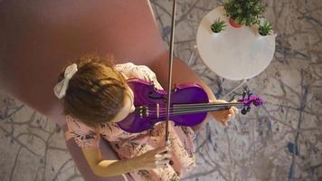 inspirado talentoso músico mulher jogando violino às casa e feliz. positivo músico mulher tocam a violino às casa e é dentro uma Boa humor. video
