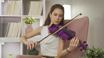 le musicien pièces le violon. violoniste. réussi musicien femme en jouant violon à maison, pratiquant, repos sa âme. video
