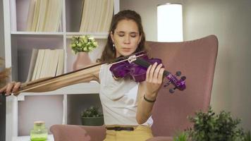 músico mujer jugando violín solo a hogar. música y sábana música. positivo músico mujer jugando violín a hogar y disfrutando sí misma. a descanso el alma.