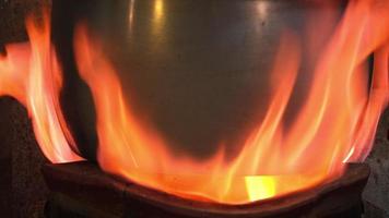 inoxydable acier des pots ensemble sur une argile le fourneau mis à la porte par au feu de bois charbon, rural cuisines dans Thaïlande souvent utilisation cette type de carburant au lieu de gaz. video