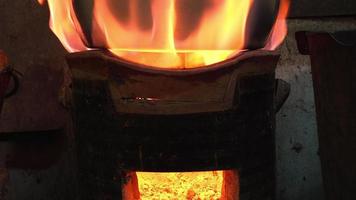 inossidabile acciaio pentole impostato su un' argilla stufa licenziato di a legna carbone, rurale cucine nel Tailandia spesso uso Questo genere di carburante anziché di gas. video