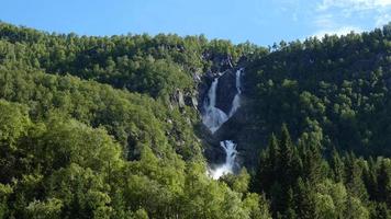 cascada en el parque nacional de folgefonna, noruega foto