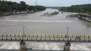 antenne klein dam rivier- in groot rivier- Indonesië video