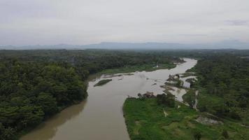 antenne visie van groot rivier- in Indonesië met breed visie video