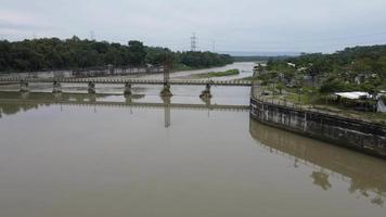 aéreo pequeno barragem rio dentro grande rio Indonésia video