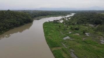 Antenne Aussicht von groß Fluss im Indonesien mit breit Aussicht video