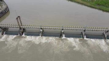 aéreo pequeno barragem rio dentro grande rio Indonésia video