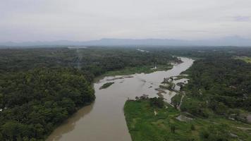 aéreo ver de grande río en Indonesia con amplio ver video