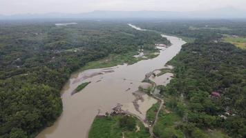 aereo Visualizza di grande fiume nel Indonesia con largo Visualizza video