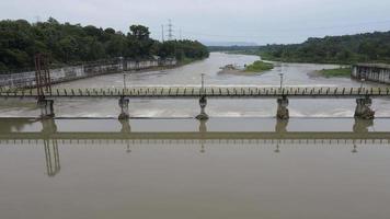 Antenne klein Damm Fluss im groß Fluss Indonesien video