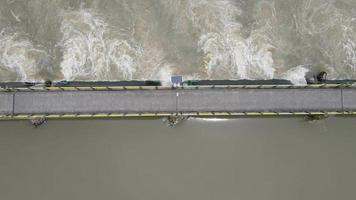 topo aéreo pequeno barragem rio dentro grande rio Indonésia video