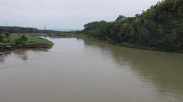 aéreo Visão do grande rio dentro Indonésia para fundo video