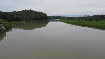 aérien vue de gros rivière dans Indonésie pour Contexte video