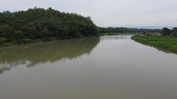 aérien vue de gros rivière dans Indonésie pour Contexte video