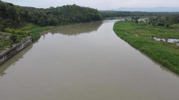 antenne visie van groot rivier- in Indonesië voor achtergrond video