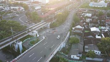 antenne verkeer met in spoorweg brug in Yogyakarta stad video