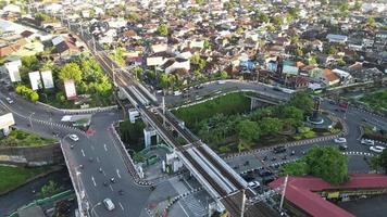 antenne verkeer met in spoorweg brug in Yogyakarta stad. video