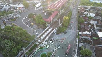 Antenne der Verkehr mit im Eisenbahn Brücke im Yogyakarta Stadt video