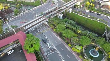 aérien circulation avec dans chemin de fer pont dans yogyakarta ville. video