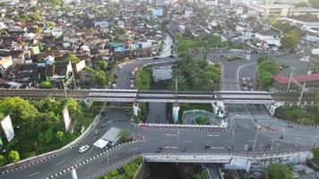 Antenne der Verkehr mit im Eisenbahn Brücke im Yogyakarta Stadt. video