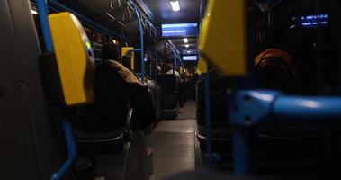 de salon van de bus Bij nacht gaan naar de luchthaven. stad bus video