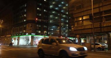 Budapest Straße beim Nacht. der Verkehr Autos und Beleuchtung. Instandhaltung Bedienung Arbeitskräfte Reparatur funktioniert video