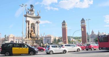 placa d espanya met visie Aan Torres Venetiërs. palacio nacional de montjuic Aan achtergrond. weg stad verkeer filmmateriaal. reizen mijlpaal video