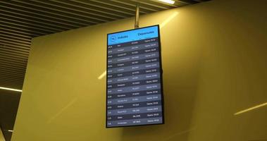 aeroporto digital informação painel de controle com embarque e saída em formação video