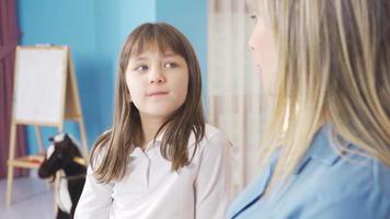 fofa pequeno menina ouvindo para dela mãe conversando. para dar conselho, para ensinar, para contar histórias. a mãe e a pequeno menina estão conversando sozinho, tentando para resolver a problemas, a mãe dá conselho. video