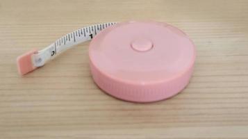 único portátil rosado mano metro herramienta para medición longitud. foto