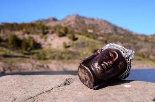 Buda estatua en el rock foto