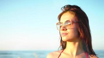 un' bellissimo donna nel bikini danza e in posa su il spiaggia video