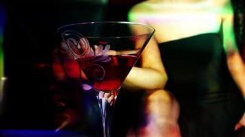 ein stilvoll Frau mit ein trinken im ein Bar, Salon Rahmen video