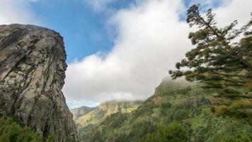 een timelapse van el roque opnieuw in de eiland van la gomera Spanje met een mooi bewolkt lucht video