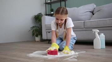 el niño lavados el pisos de el casa. el concepto de niño mano de obra. el asistente.