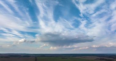 timelapse van blauw lucht achtergrond met veel lagen gestreept wolken video