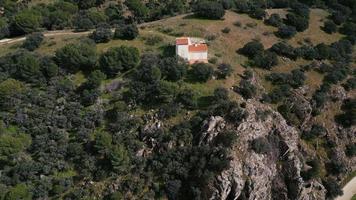 aéreo ver de un casa en parte superior de un verde colina video