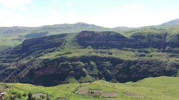 aéreo ver de antiguo casas en el montaña estribaciones video