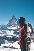 joven snowboarder gasto invierno Días festivos en zermatt, cerca el famoso materia cima. masculino posando en suizo Alpes para el Snowboarding estación. foto