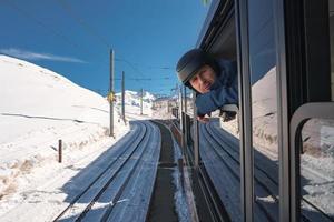 el tren de gonergratbahn corriendo a el gornergrat estación y estelarium observatorio - famoso turístico sitio con claro ver a Matterhorn glaciar Rápido tren. foto