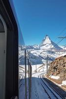 el tren de gonergratbahn corriendo a el gornergrat estación y estelarium observatorio - famoso turístico sitio con claro ver a Matterhorn glaciar Rápido tren. foto