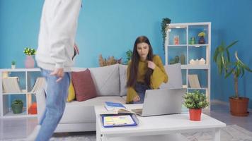 giovane Università ragazza e ragazzo studiando a casa, studiando per esami. Due giovane amici studia a casa, Università studenti. laborioso giovane ragazza e ragazzo. video