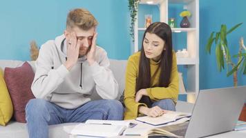 positivo giovane ragazza dando morale e supporto per amico chi è stressato e annoiato. scuola amici chi ottenere lungo bene siamo studiando a casa, giovane ragazza dando morale e supporto per sua fidanzato. video