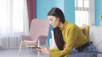 frustriert Mädchen Leiden von Depression, besorgt Über falsch Entscheidung. betont und Ängstlich jung Frau Herstellung falsch Entscheidung, Herstellung Fehler, und suchen beim ihr Telefon besorgt. video